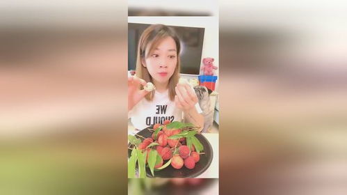 一女子买了无核荔枝,吃的时候却是有核的荔枝,太坑了吧